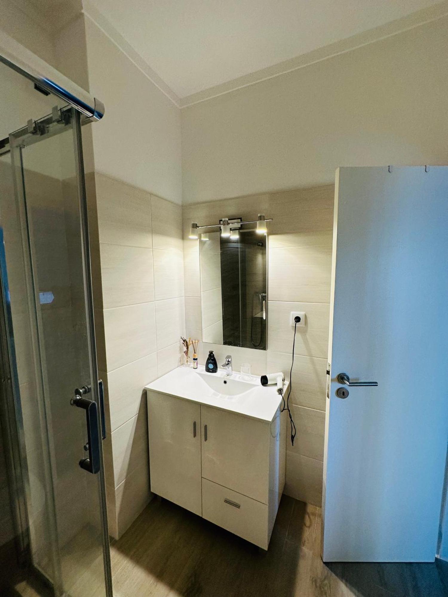 One Bedroom Costa Da Caparica! 5min-walk To The Beach, Perfect For Surfers And Lovers *
