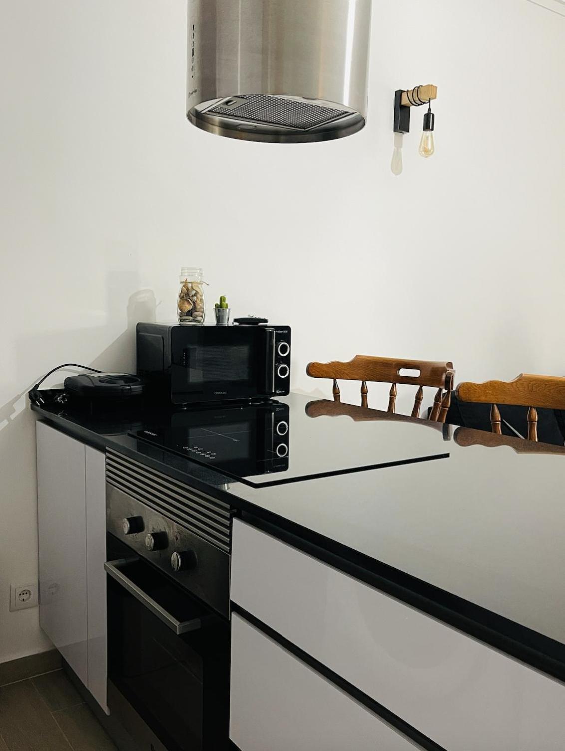 One Bedroom Costa Da Caparica! 5min-walk To The Beach, Perfect For Surfers And Lovers *